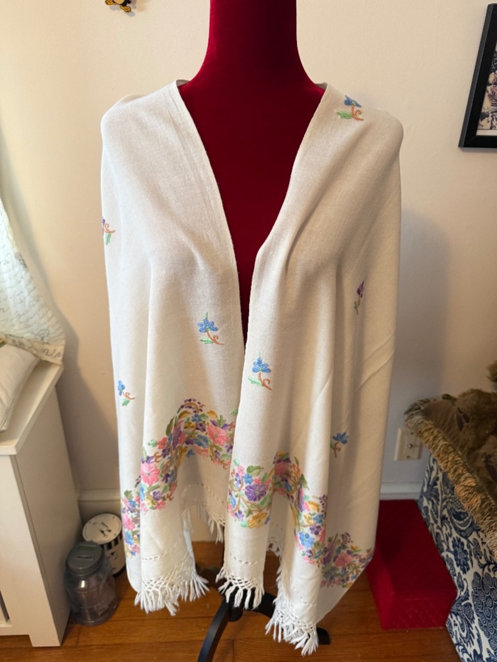 Eyeful Wms Shaw wrapl White wool w/ floral embriodered Design